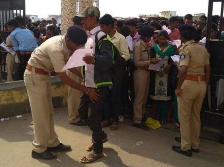 ગાંધીનગર: લોક રક્ષક દળની પરીક્ષા પોલીસના ચુસ્ત બંદોબસ્ત વચ્ચે રાજ્યના તમામ કેન્દ્રો પર શાંતિપૂર્ણ રીતે પૂર્ણ થઈ હતી. 7.15 લાખ વિદ્યાર્થીઓએ પરીક્ષા આપી છે. લોક રક્ષક દળની પરીક્ષામાં પોલીસ અને.એસ.ટી વિભાગની સરાહનીય કામગીરી જોવા મળી હતી. 