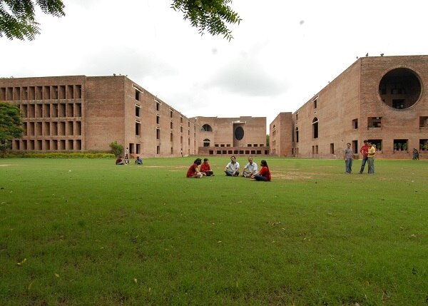 Corona blast at IIM Ahmedabad, 48 more cases of corona reported in last 6 days ગુજરાતની શૈક્ષણિક સંસ્થાઓમાં કોરોનાનો કાળો કહેર, આ એક જ સંસ્થામાં વધુ 48 કેસ નોંધાયા