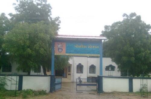 નોટિસ મળતાંની સાથે જ તેના સાસરિયા સમાજના શરણે જઈ સમાજ સામે ન્યાયની માંગ સાથે એકઠા કરવાનું આયોજન કરતાં પરિણીતાએ નાયબ કલેક્ટર સહિત પોલીસ સ્ટેશને લેખિતમાં રજૂઆત કરી કે સમાજ એકઠો થઈ મારા પિતાનો બહિષ્કાર કરી દંડ ફટકારે અને એક તરફી નિર્ણય લેતો અટકાવવામાં નહીં આવે તો મારે અને મારા પિતાને આપઘાત કરવાની ફરજ પડશે તેવી ચીમકી લેખિતમાં ઉચ્ચારી હતી. 