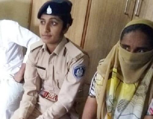 ચીમકીના પગલે પોલીસે પરિણીત યુવતીની અટકાયત કરી જામીન માટે થરાદ મેજિસ્ટ્રેટ સમક્ષ રજૂ કરી હતી. પિતાને બચાવવા સમાજ સામે અલર્ટ લડનારી પરિણીત યુવતીના કોઇ જામીન ન થતાં આખરે તેને જેલમાં મોકલી દેવાના આદેશ કરાતાં આખરે પરણિત યુવતીને પોલીસે પાલનપુર જેલ હવાલે કરવામાં આવી હતી.