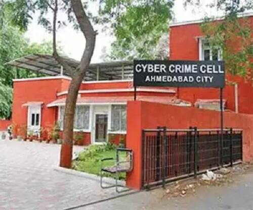 પોલીસે ઝુબેરની ધરપકડ કરી પૂછપરછ કરતાં મોબાઈલમાં JS નામની ઇન્સ્ટાગ્રામ પર આઈડી બનાવી અલગ અલગ ફેસબુકમાંથી યુવતીઓના ફોટો મેળવી પોતાના આઈડી પર મુકતો હતો. તે કેમ આવું કરતો હતો તે હજુ જાણવા મળ્યું નથી. સાયબર ક્રાઈમ આ અંગે તેની પૂછપરછ કરી રહી છે. 