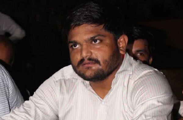 ખેડૂતોની મુલાકાતે આવેલા હાર્દિક પટેલે વારંવાર જણાવ્યું હતું કે, હું કોઇ વોટ માંગવા માટે કે રાજકારણ કરવા આવ્યો નથી પરંતુ તે સાથે જ ચૂંટણી સમયે એ લોકોને બતાવી દો અને મતદાન સમયે ભજીયા ખવડાવે તો આ લાકડીનો માર ભુલી ન જતાં. આમ રાજકારણ કરવા નહીં આવ્યા હોવાની વાત છતાં હાર્દિક પટેલનો રાજકીય એજન્ડા સ્પષ્ટ થતો હતો.