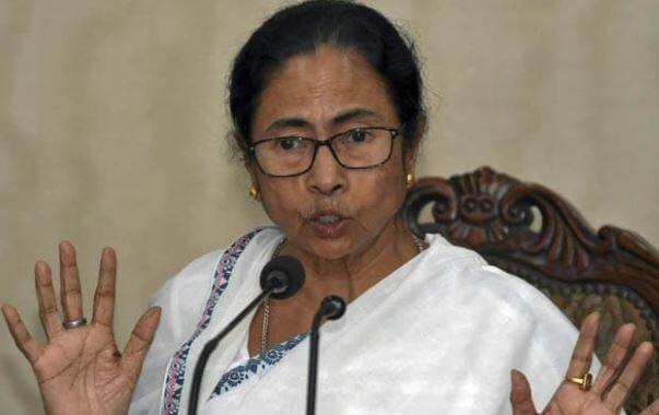 કોલકાતા: મુખ્યમંત્રી મમતા બેનર્જીના વખાણ ભાજપના પશ્ચિમ બંગાળના ભાજપના પ્રમુખ દિલીપ ઘોષે કર્યા છે. તેમણે શનિવારે કહ્યું, તૃણમુલ કૉંગ્રેસના સુપ્રીમો અને મુખ્યમંત્રી મમતા બેનર્જી દેશનાં પહેલાં બંગાળી વડાપ્રધાન બની શકે છે. મમતા બેનર્જીને જન્મદિવસની શુભકામનાઓ આપતા દિલીપ ઘોષે કહ્યું, તેઓ તેમના સારા સ્વાસ્થ્ય અને જિંદગીમાં સફળ થવાની દુઆ કરે છે. કારણ કે અમારા રાજ્યનું ભવિષ્ય તેમની સફળતા પર નિર્ભર કરે છે. 