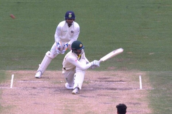 ઓસ્ટ્રેલિયાએ પોતાની પહેલી ઈનિંગ્સમાં 396 રન બનાવીને ઓલઆઉટ થઈ ગઈ હતી. ભારતે સ્પિનર્સ શિવલાલ યાદવ અને રવિ શાસ્ત્રીએ 5 અને 4 વિકેટ ઝડપી હતી. ઓલોઓન ઈનિંગ્સમાં ઓસ્ટ્રેલિયાએ 6 વિકેટ પર 119 રન બનાવી મેચ બચાવી લીધી હતી. આ ઈનિંગ્સમાં શિવલાલે 3 અને શાસ્ત્રીએ 2 વિકેટ ઝડપી હતી.