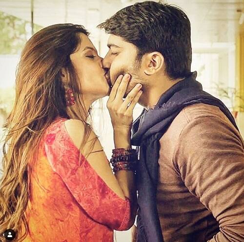 આ ફિલ્મમાં એક લીપ કીસનો સીન લેવામાં આવ્યો છે જાણે પહેલીવાર ગુજરાતી ફિલ્મમાં આવો સીન લેવામાં આવ્યો હોય તેવું લાગે છે પરંતુ તેવું નથી આ પહેલા પણ ગુજરાતી ફિલ્મમાં લીપ કીસના સીન આવી ચૂકેલા છે. ત્યારે મલ્હાર ઠાકર અને કિંજલ રાજપ્રિયાનો કિસિંગ સીન હાલ સોશિયલ મીડિયામાં વાયરલ થયો છે.