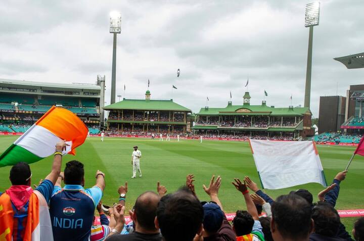 મેચની 93મી ઓવરમાં ભારતીય સ્પીનર કુલદીપ યાદવ બૉલિંગ કરી રહ્યો હતો, તે દરમિયાન બેટિંગ કરી રહેલા ઓસ્ટ્રેલિયન ખેલાડી જોશ હેઝલવુડે એક ઉંચો શૉટ ફટકાર્યો.