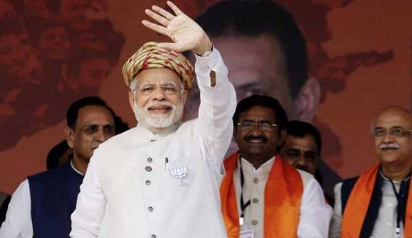 રાજકોટ: વડાપ્રધાન નરેન્દ્ર મોદી પોતાની લોકસભા બેઠક બદલવાના છે અને 2019ની લોકસભા ચૂંટણીમાં રાજકોટ બેઠક પર પસંદગી ઉતારે તેવી શક્યતા છે. મોદી હાલમાં વારાણસી લોકસભા બેઠકના સંસદસભ્ય છે. મોદી પોતાની બેઠક બદલે તેવી શક્યતા છે અને રાજકોટમાંથી ચૂંટણી લડે તેવી શક્યતા હોવાના અહેવાલ છે.