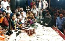 નવસારીમાં ફેમસ ગાયિકા ગીતા રબારીના ડાયરામાં થયો ડોલરનો વરસાદ, કેવો હતો માહોલ