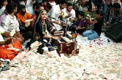 નવસારીમાં ફેમસ ગાયિકા ગીતા રબારીના ડાયરામાં થયો ડોલરનો વરસાદ, કેવો હતો માહોલ નવસારીમાં ફેમસ ગાયિકા ગીતા રબારીના ડાયરામાં થયો ડોલરનો વરસાદ, કેવો હતો માહોલ
