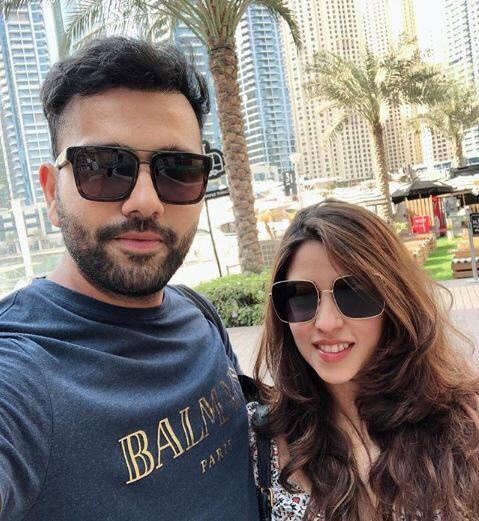 ઓસ્ટ્રેલિયા સામે મેલબોર્નમાં રમાયેલી ત્રીજી ટેસ્ટમાં ભારતની જીત થયાના ગણતરીના કલાકોમાં જ રોહિત શર્મા પિતા બન્યો હોવાના સમાચાર મળતાં સ્વદેશ પરત ફર્યો હતો.