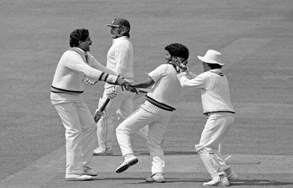 સીડની: કોહલીની કેપ્ટન્સી હેઠળની ટીમ ઈન્ડિયાએ સીડની ટેસ્ટમાં ઓસ્ટ્રેલિયાને ફોલોઓન કરીને નવો ઈતિહાસ રચી દીધો છે. આ સાથે કોહલીએ ભારતના લેજન્ડરી ઓલરાઉન્ડર અને કેપ્ટન કપિલ દેવના રેકોર્ડની બરોબરી કરી લીધી છે. અત્યાર સુધી કપિલ દેવ જ ભારતનો એકમાત્ર એવો કેપ્ટન હતો કે જેની આગેવાનીમાં ભારતે ઓસ્ટ્રેલિયાને તેની જ ભૂમિ પર ફોલોઓન કર્યું હોય. 