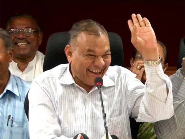 ઝડફિયાને ઉત્તર પ્રદેશના ચૂંટણી ઈન્ચાર્જ બનાવવાની જાહેરાત થઈ એ વાતને અઠવાડિયું પણ નથી થયું ત્યારે અચાનક જ ભાજપના વલણમાં આવેલા ફેરફારના કારણે ભાજપમાં પણ આશ્ચર્ય છે. ઝડફિયાની ભૂમિકા શું હશે તે વિશે ભાજપ દ્વારા સ્પષ્ટતા કરાય તો જ ચિત્ર સ્પષ્ટ થશે. 