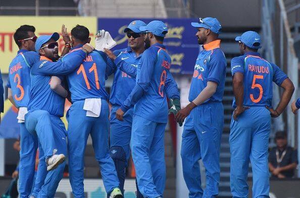 ભારતીય વનડે ટીમઃ- વિરાટ કોહલી (કેપ્ટન), રોહિત શર્મા (ઉપ-કેપ્ટન), લોકેશ રાહુલ, શિખર ધવન, અંબાતી રાયડુ, દિનેશ કાર્તિક, કેદાર જાદવ, મહેન્દ્ર સિંહ ધોન (વિકેટકીપર), હાર્દિક પંડ્યા, કુલદીપ યાદવ, રવિન્દ્ર જાડેજા, ભુવનેશ્વર કુમાર, જસપ્રીત બુમરાહ, ખલીલ અહેમદ, મોહમ્મદ શમી અને યુજવેન્દ્ર ચહલ.