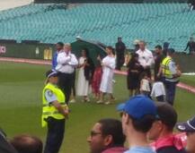 ઐતિહાસિક જીત બાદ વિરાટ કોહલીને કઈ યુવતીએ ગ્રાઉન્ડમાં આવીને અભિનંદન પાઠવ્યા, જુઓ આ રહી તસવીરો