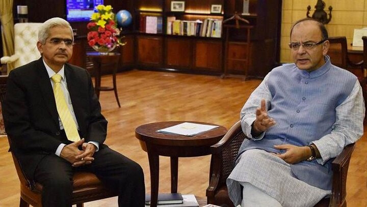 નવી દિલ્હીઃ ભારતીય રિઝર્વ બેંક ટૂંક સમયમાં જ કેન્દ્ર સરકારને 40 હજાર કરોડ રૂપિયાનો લાભ આપવાની છે. આરબીઆઈ ગવર્નર શક્તિકાંત દાસે કહ્યું કે, તેનાથી બજારમાં રોકડની અછત કોઈ પણ હાલતમાં ઊભી નહીં થાય. સૂત્રોના જણાવ્યા મુજબ આ લાભ ડિવિડંડની રકમ તરીકે માર્ચ સુધીમાં સરકારને મળશે. આરબીઆઈ પાસેથી રૂપિયા મળ્યા બાદ સરકારને તેના ચાલુ ખાતાની ખોટ ઓછી કરવામાં મદદ મળશે.