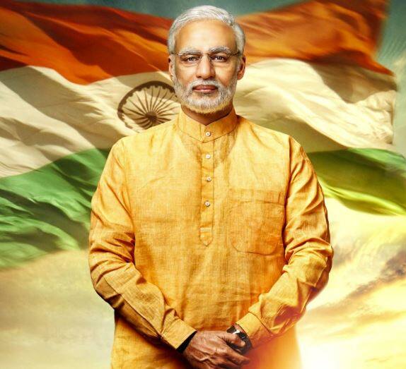 નવી દિલ્હીઃ વડાપ્રધાન નરેન્દ્ર મોદીની બાયોપિક ફિલ્મ ‘પીએમ નરેન્દ્ર મોદી’ના ફર્સ્ટ લુકનું પોસ્ટર રિલીઝ કરવામાં આવ્યું છે. વિવેક ઓબેરોય ફિલ્મમાં નરેન્દ્ર દામોદરદાસ મોદીના લુકમાં નજરે પડી રહ્યો છે. તેણે ઘણા અંશે મોદીનો લુક મેચ કર્યો છે. ફર્સ્ટ લુક પોસ્ટર રિલીઝ થયા બાદ ફેન્સ હવે ફિલ્મના ટિઝર અને ટ્રેલર વીડિયોની રાહ જોઈ રહ્યા છે.