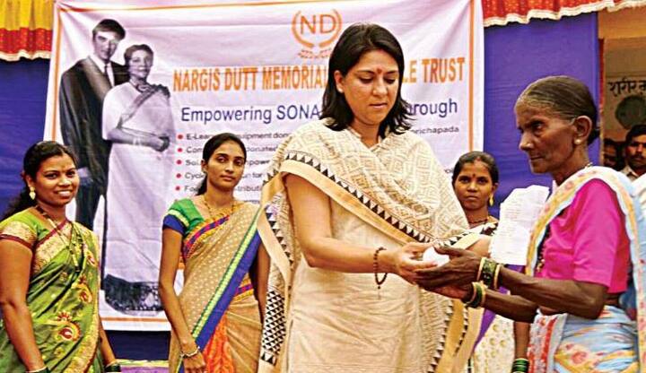 બે વખત સાંસદ રહી ચુકેલી પ્રિયા દત્તે ચૂંટણી ન લડવા માટે અંગત કારણ જણાવ્યું છે. પરંતુ પક્ષમાં ચાલતા આંતરિક વિવાદના કારણે તેને ચૂંટણી નહીં લડવાનો ફેંસલો લીધો હોવાનું કહેવાય છે. આ પહેલા ભાજપમાંથી સુષ્મા સ્વરાજ, ઉમા ભારતી લોકસભા ચૂંટણી નહીં લડવાનો નિર્ણય લઇ ચુક્યા છે.