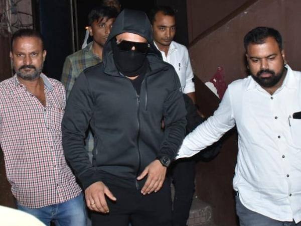 સિમ્બાની રીલિઝના 10માં દિવસે રણવીર ફેન્સ સાથે ફિલ્મ જોવા માટે પહોંચ્યો હતો. રણવીરના ગેટઅપને જોઇને બધા ચોંકી ગયા હતા. રવિવારે રણવીર, દીપિકા પાદુકોણ સાથે નવા વર્ષનું સેલિબ્રેશન કરી મુંબઇ પરત ફર્યો હતો. જે બાદ તે મોડીરાત્રે સિમ્બાનો શો જોવા ગયો હતો. રણવીરે તેનો ચહેરો બ્લેક માસ્ક અને બ્લેક ચશ્મામાં કવર કર્યો હતો.