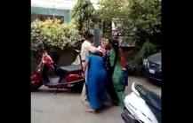 અમદાવાદ: જાહેરમાં બે પોલીસ કર્મીના પરિવાર વચ્ચે છુટા હાથની મારા મારી, આવા છે જોરદાર દ્રશ્યો