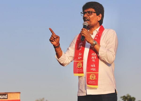અલ્પેશ ઠાકોરે અત્યાર સુધીમાં ‘મેં લાગણીમાં નિર્ણયો લીધા હોવાનું કોંગ્રેસ માને છે પરંતુ હવે ચાલાક રાજકારણીની જેમ નિર્ણય લઈ શકું છું, તેમ કહી કોંગ્રેસ છોડવાનો આડકતરો સંકેત આપ્યો છે. 