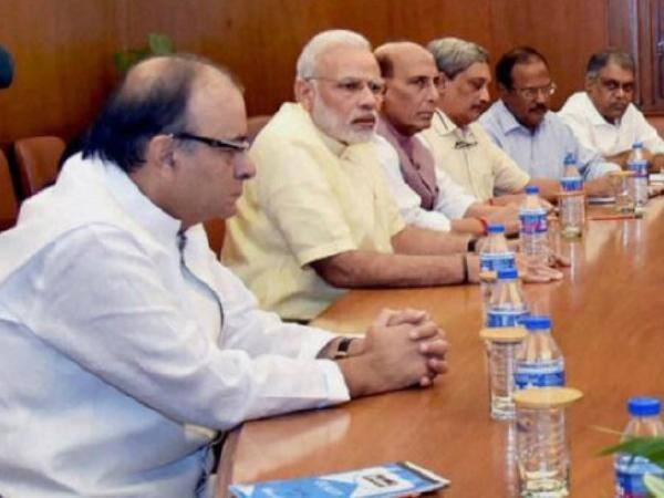 નવી દિલ્હીઃ લોકસભાની ચૂંટણી પહેલા મોદી સરકારે સવર્ણોને પોતાના પક્ષમાં ખેંચવા માટે મોટો દાવ રમ્યો છે. સરકારે લોકસભામાં સવર્ણોને 10 ટકા અનામતનું બિલ રજૂ કરી દીધું છે. હવે આ બિલ પર સાંજે પાંચ વાગ્યે ચર્ચા થશે.