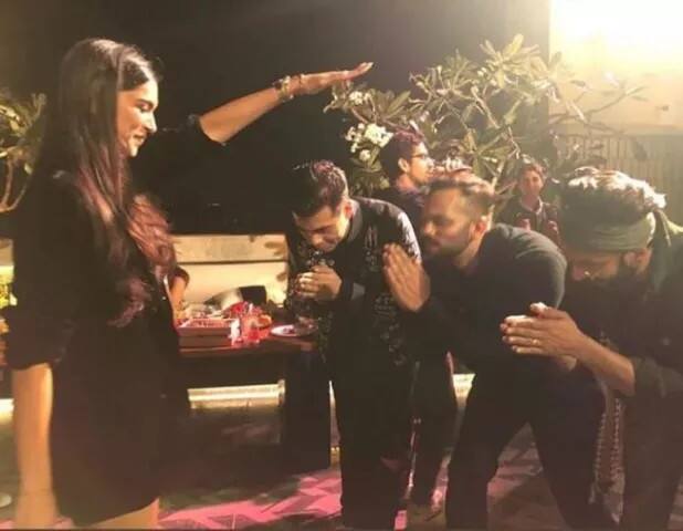 આ પાર્ટીની સુંદર તસવીરો ઇન્ટરનેટ પર વાયરલ થઇ રહી છે, જેમાં રણવીર સિંહ, રોહિત શેટ્ટી અને કરણ જોહર દીપિકા પાદુકોણનો હાથ પકડીને પ્રણામ કરી રહ્યો છે, વળી દીપિકા ત્રણેયને આશીર્વાદ આપી રહી છે.