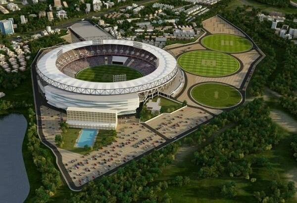 આ સ્ટેડિયમમાં 3,000 કાર અને 10,000 મોટર સાઈકલ પાર્ક કરી શકાશે. આ સિવાય સ્ટેડિયમના ક્લબ હાઉસમાં 55 રૂમ, એક સ્વિમિંગ પૂલ અને 76 કોર્પોરેટ બોક્સ પણ હશે. આ સ્ટેડિયમને પ્રધાનમંત્રી નરેન્દ્ર મોદી અને ભાજપા અધ્યક્ષ અમિત શાહનો ડ્રીમ પ્રોજેક્ટ પણ માનવામાં આવી રહ્યો છે.