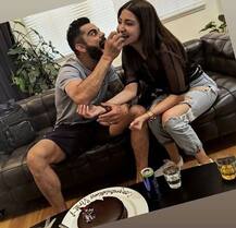 INDvAUS: ઐતિહાસિક જીત બાદ અનુષ્કા-વિરાટે આ રીતે કર્યું સેલિબ્રેશન, જુઓ તસવીરો