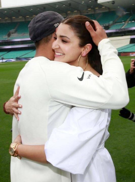 ગઈકાલે સિડનીમાં જીતની ખુશીમાં વિરાટ કોહલીની પત્ની અને અભિનેત્રી અનુષ્કા શર્મા પણ સામેલ થઈ હતી. મેચ ડ્રો જાહેર થયા બાદ અનુષ્કા મેદાન પર આવી પહોંચી હતી કોહલીને ભેટી પડી હતી.