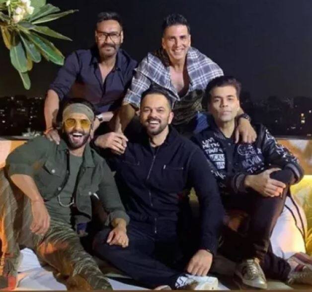 આ તસવીરમાં રણવીર સિંહ કરન જોહર અને રોહિત શેટ્ટી દીપિકા પાદૂકોણ સામે હાથ જોડીને ઉભા જોવા મળી રહ્યા છે, દીપિકા ટીમ સિમ્બાને આર્શીવાદ આપતી જોવા મળી રહી છે. આ તસવીરમાં દીપિકા જમણા હાથે નહી પરંતુ ડાબે હાથે આર્શીવાદ આપતી જોવા મળે છે. દીપિકાની આ તસવીર વાયરલ થયા બાદ સોશિયલ મીડયા પર મજાક ઉડાવવામાં આવી રહી છે. 