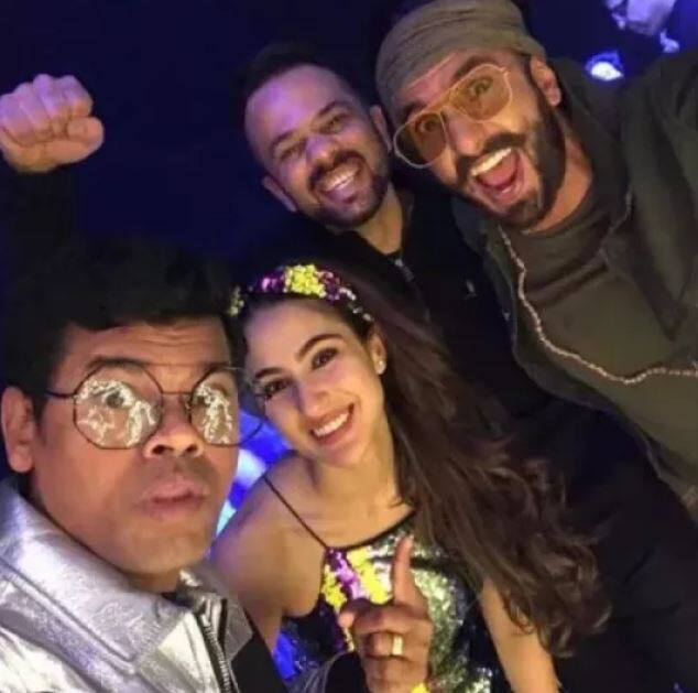 મુંબઇઃ સારા અલી ખાન અને રણવીર સિંહની ફિલ્મ 'સિમ્બા'એ બૉક્સ ઓફિસ પર જબરદસ્ત ધમાલ મચાવી છે, ફિલ્મની કમાણી 200 કરોડ પહોંચી ગઈ છે. સોમવારે મુંબઈમાં સિમ્બાની સક્સેસ પાર્ટીનું આયોજન કરવામાં આવ્યું હતુ. આ પાર્ટીમાં રણવીર સિંહ, સારા અલી ખઆન, રોહીત શેટ્ટી, કરન જોહર, દીપિકા પાદૂકોણ, અજય દેવગન, કાજોલ મનીષ મલ્હોત્રાથી લઈને બોલીવૂડના ઘણ સ્ટાર્સ પહોંચ્યા હતા. 