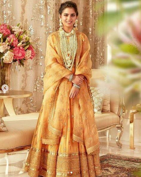  આ તસવીરમાં ઈશા અંબાણી અને આનંદ પીરામલ બંને પીળા રંગના આઉટફિટમાં જોવા મળી રહ્યા છે. ઈશાના લૂકને સૌથી ખાસ બનાવી રહી છે તેની જ્વેલરી. ઈશા અંબાણી અને આનંદ પીરામલ બંનેના આઉટફિટ્સ ડિઝાઈનર સબ્યાસાચી મુર્ખર્જીના છે. તેને સ્ટાઈલિસ્ટ એમી પટેલે સ્ટાઈલ કર્યા છે. 