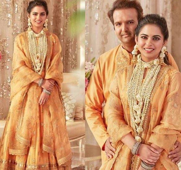 ઈશા અંબાણી એશિયાના સૌથી અમીર વ્યક્તિ મુકેશ અંબાણી અને નીતા અંબાણીની દિકરી છે. તેમના લગ્ન 12 ડિસેમ્બરે એન્ટીલિયામાં પીરામલ ગ્રુપના ચેરમેન અજય પીરામલના પુત્ર આનંદ પીરામલ સાથે થયા છે. આ કપલનું રિસેપ્શન મુંબઈના જિયો ગાર્ડનમાં રાખવામાં આવ્યું હતું. 