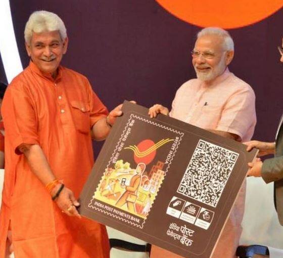 નવી દિલ્હીઃ કેન્દ્રીય રેલ રાજ્યમંત્રી મનોજ સિંહાના પૈતૃક ઘરે ચોરી થઈ છે. ચોર ઘરેલુ ઉપયોગનો સામાન ઉપાડીને ફરાર થઈ ગયા હતા. તેમના ઘરનું તાળું તૂટેલું હતું. તેમની કાકી માંડવી દેવીએ પોલીસને આ અંગે જાણ કરી હતી. જે બાદ પોલીસે એફઆઈઆર નોંધી તપાસ હાથ ધરી છે.