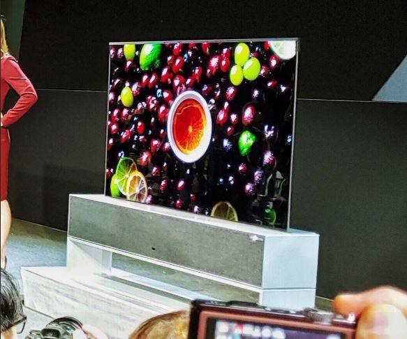  આ ટીવીની સૌથી મોટી ખાસયિત એ છે કે ઝીરો વ્યૂ મોડ દરમિયાન આખી ટીવી સ્પીકર બોક્સની અંદર જતી રહેશે અને તેનો એક પણ ભાગ દેખાશે નહીં. અને આ મોડમાં પણ યૂઝર મ્યૂઝિક કે ઓડિયો સાંભળી શકશે.