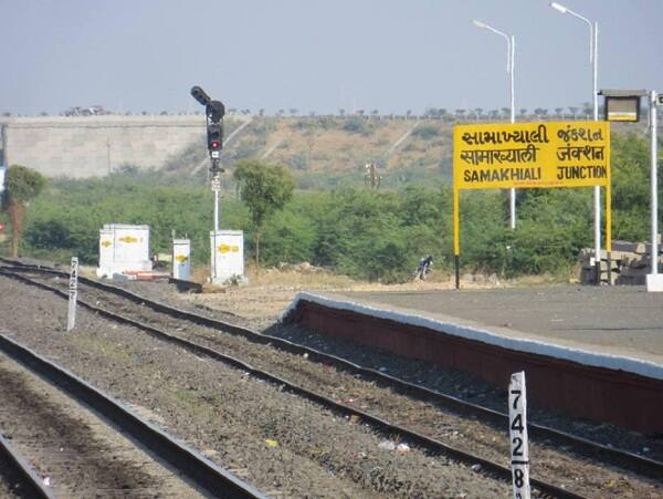 ભચાઉના સ્ટેશન માસ્તરે સીસીટીવી લાગેલા નથી તે બાબતનો સ્વીકાર કરતાં જણાવ્યું હતું કે, તેના માટે એપ્રુવલ એસએનટી વિભાગમાંથી કરાય છે. જ્યારે સામખિયાળી સ્ટેશન માસ્તરે સીસીટીવી ન હોવાની સીધી જ કબૂલાત કરી લીધી હતી.