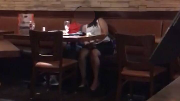 આ અંગેની વિગતો એવી છે કે, યુવક પ્રેમિકાને લઈને અમેરિકાની એક હોટલમાં એકાંત માણવા માટે ગયો હતો. જોકે, આ અંગેની જાણ તેની પત્નીને થઈ જતાં તેની પત્નીએ તેનો પીછો કર્યો હતો અને પતિ પ્રેમિકા સાથે અંગત પળો માણી રહ્યો હતો, ત્યારે જ તે હોટલમાં પહોંચી ગઈ હતી. 