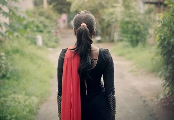 ત્યાર બાદ મહિલાએ પોતાના મિત્ર રેહાન સરિફ ગનીને બોલાવી તેને ઘટનાની જાણ કરી હતી અને તેની મદદ લઈ તેની સાથે બાઈક પર સવાર થઈ પ્રેમી અને પ્રેમિકા સાથે મૃતદેહ જોવા ગયા હતા જ્યાં પોલીસ અને લોકોને જોઈ હેબતાઈ ગયા હતા. જોકે પોલીસે સમગ્ર મામલે આરોપી મહિલા અને પ્રેમી સાથે મદદ કરનારની ધરપકડ કરીને હત્યાનો ગુનો નોંધ્યો હતો.