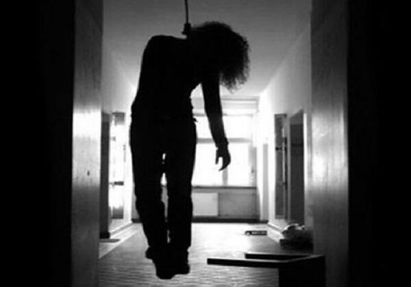 સુરતના ભટાર ચાર રસ્તા ખાતે સમર્પણ એપાર્ટમેન્ટમાં રહેતી વૃંદા સંજયકુમાર ગોયેલે ગત તારીખ 7મીએ બપોરે ઘરમાં પંખા સાથે દુપટ્ટો બાંધી ફાંસો ખાઈ લીધો હતો. આ બનાવ અંગે જાણ થતાં જ ખટોદરા પોલીસે કાયદેસરની કાર્યવાહી હાથ ધરી હતી અને મૃતદેહને પીએમ માટે શહેરની સિવિલ હોસ્પિટલ ખસેડી હતી.