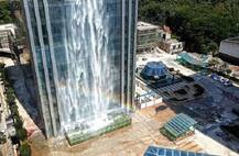 ચીનમાં બિલ્ડીંગ પર બનાવી દીધો 350 ફૂટ ઊંચો વોટરફોલ? જુઓ આ રહી અદભુત તસવીરો