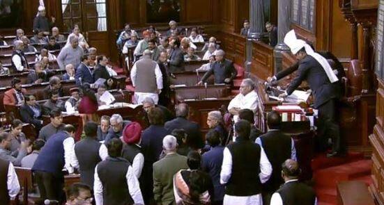 કેન્દ્રિય મંત્રી રવિશંકર પ્રસાદે કહ્યું કે, અગાઉ કોગ્રેસે કેમ સવર્ણ જાતિઓને અનામત આપ્યું નહી. અમે આપવા જઇ રહ્યા છીએ ત્યારે તમે સવાલ ઉઠાવી રહ્યા છો. આ બંધારણના મૌલિક અધિકારમાં પરિવર્તન છે. આ કેન્દ્ર નહી પરંતુ રાજ્ય સરકારની નોકરીઓમાં પણ લાગુ થશે. સમર્થન કરવું છે તો પુરતું કરો. મોદી સરકારમાં હિંમત છે કે તેઓ ગરીબોના તમામ વર્ગની ચિંતા કરે છે. જાતિગત અનામત પર સુપ્રીમ કોર્ટે 50 ટકા સીમા નક્કી કરી છે જ્યારે આર્થિક આધાર પર અનામત માટે કોઇ સીમા નથી.