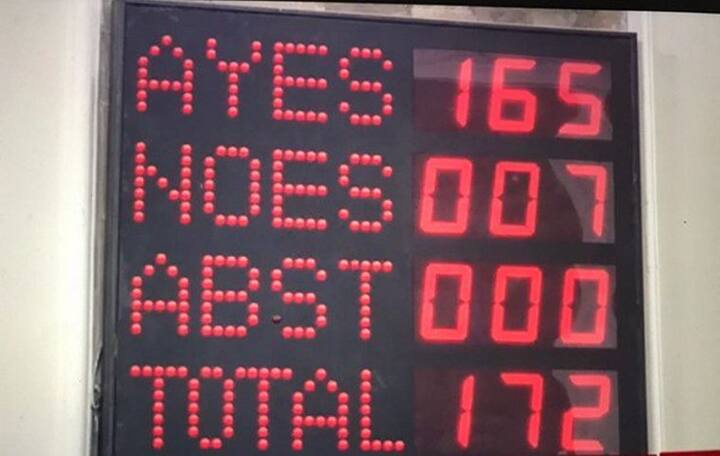 કેન્દ્રિય મંત્રી થાવરચંદ ગેહલોતે ખરડાને રજૂ કર્યો હતો. ઉલ્લેખનીય છે કે આ બિલ ગઇકાલે લોકસભામાં પસાર થયું હતું. લોકસભામાં ફક્ત ત્રણ સભ્યોએ જ બિલનો વિરોધ કર્યો હતો. આ બિલ પર ચર્ચા દરમિયાન કોગ્રેસ સાંસદ સિબ્બલે કહ્યું હતું કે, સામાજિક અને શૈક્ષણિક રીતે પછાત સમુદાયને અનામત છે પરંતુ જ્યારે આર્થિક રીતે કમજોર વર્ગને અનામત આપવામાં આવી રહ્યું છે. તેમણે કહ્યું કે, આ બિલમાં 5-10 હજાર રૂપિયા કમાવનાર દલિત પરિવાર કમજોર વર્ગનો નથી પરંતુ આઠ લાખ રૂપિયા કમાવનાર નબળા વર્ગના છે. સિબ્બલે કહ્યું કે, આ બિલ સુપ્રીમ કોર્ટના નવ જજોની પીઠના વિરુદ્ધમાં છે. એટલા માટે બંધારણમાં સંશોધન કરી શકાય નહીં.