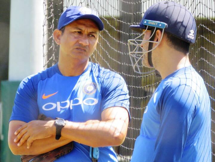 પ્રેક્ટિસ દરમિયાન ધોનીએ બેટિંગ કોચ સંજય બાંગર સાથે વાતચીત કરી હતી.
