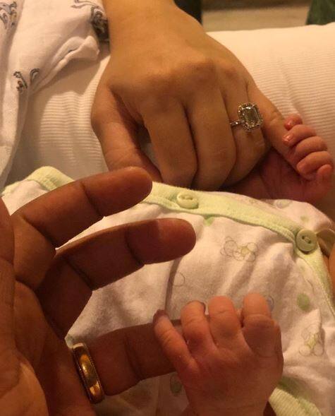 રિષભ પંત રોહિત શર્માની દીકરી માટે બેબીસિટરની ભૂમિકા નિભાવે તેમ ઈચ્છે છે. રિષભ પંતે ગુડ મોર્નિંગ લખેલું ટ્વિટ કર્યું હતું. જેને રિટ્વિટ કરી રોહિતે લખ્યું કે, રિષભ સાંભળ્યું છે કે તું એક સારો બેબીસિટર છે. હું પણ તેને શોધી રહ્યો છું. જો તું બનીશ તો રીતિકા ખુશ થશે.