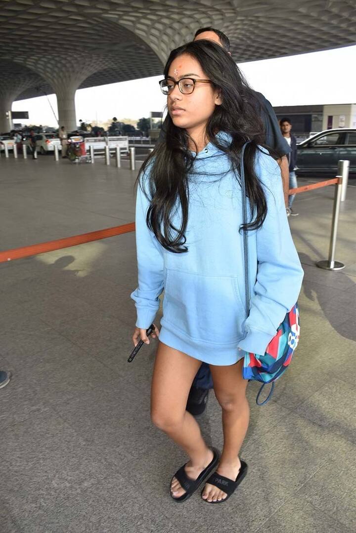 કાજોલ થાઇલેન્ડ વેકેશનની તસવીરો શેર કરતી રહેતી હતી. મુંબઇ એરપોર્ટ પર જ્યારે અજય-કાજોલની દીકરી ન્યાસા પહોંચી તો તેણે શોર્ટ હૂડી ટોપ પહેર્યુ હતું. ન્યાસાએ થાઇલેન્ડમાં મોનોકોની પણ પહેરી હતી જેની તસવીર પણ સોશિયલ મીડિયા પર શેર કરવામાં આવી હતી.