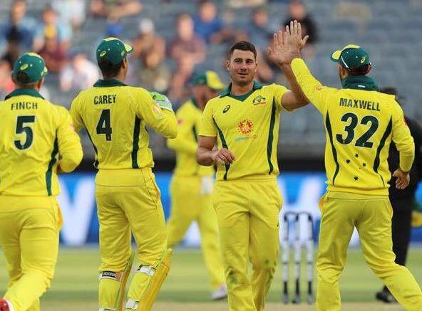 સિડનીઃ ભારત-ઓસ્ટ્રેલિયા વચ્ચે ત્રણ મેચની વન ડે સીરિઝની પ્રથમ મેચ 12 જાન્યુઆરીએ સિડનીમાં રમાશે. મેચ પહેલા ઓસ્ટ્રેલિયાની ક્રિકેટ ટીમનો મોટો ફટકો લાગ્યો છે. ઓલરાઉન્ડર મિશેલ માર્શ બીમાર થવાના કારણે તેને હોસ્પિટલમાં દાખલ કરવામાં આવ્યો છે. જેના કારણે તે પ્રથમ વન ડે નહીં રમી શકે. માર્શના સ્થાને ટીમમાં પર્થ સ્કોચર્સના બેટ્સમેન એશ્ટન ટર્નરને સામેલ કરવામાં આવ્યો છે.