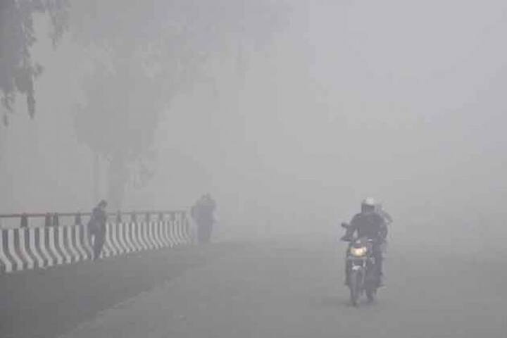 ગુજરાતમાં ઠંડીની વાત કરીએ તો, નલિયામાં 8.6 ડિગ્રી અને ગાંધીનગરમાં 7.8 ડિગ્રી તાપમાન છે. તો અમરેલીમાં 12.6 ડિગ્રી અને વડોદરામાં 10.4 ડિગ્રી તાપમાન છે. બનાસકાંઠામાં 9.2, વલસાડમાં 8.1, અમદાવાદમાં 10.1 અને રાજકોટમાં 11.2 ડિગ્રી તાપમાનને કારણે લોકો ઠુઠાઈ રહ્યા છે ત્યારે રાજ્યમાં આગામી 2 દિવસ હજુ પણ વધારે ઠંડી પડવાની આગાહી છે.