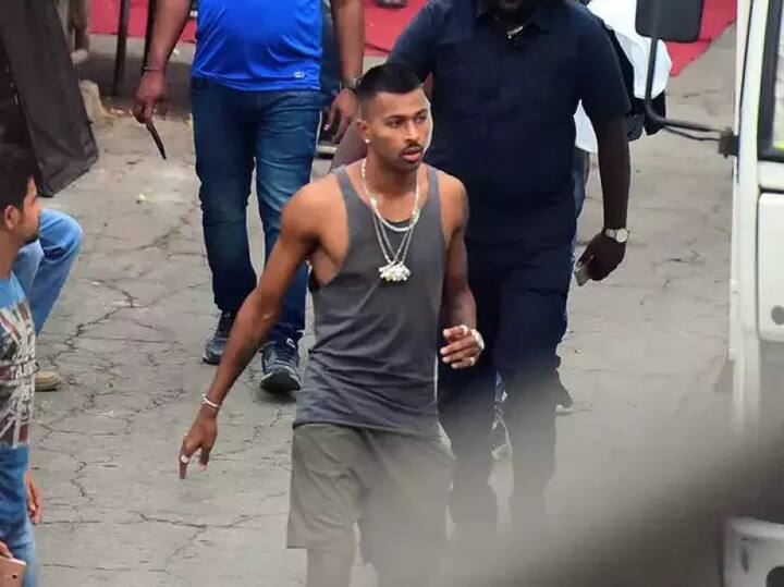 કૉફી વિથ કરણ શૉમાં હાર્દિક પંડ્યાએ કેટલીય સવાલોના જવાબો આપ્યા જેમાં તેને કેટલીક અશ્લીલ કૉમેન્ટ કરી હતી. જ્યાર કરણ જોહરે તેને પુછ્યુ કે, ક્લબમાં શા માટે તુ મહિલાઓને તેમનુ નામ પુછતો નથી, તો હાર્દિકે કહ્યું કે, મને તેઓ કઇ રીતે આગળ વધે તે જોવુ અને તેનું અવલોકન કરવું ગમે છે. હું થોડો શ્યામ છું એટલે મારે તે જોવું પડે તે કેવી રીતે મુવ કરે છે. 