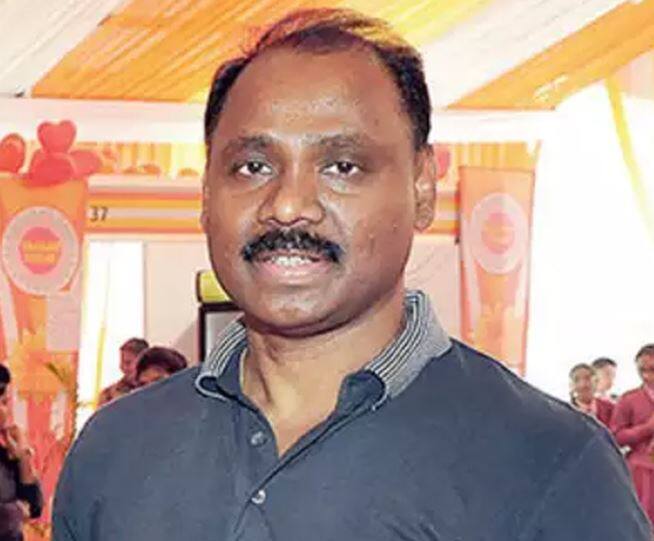 ગિરીશ ચંદ્ર મુર્મૂઃ 1985 બેચના આઈએએસ અધિકારી ગિરીશ ચંદ્ર મુર્મૂ નરેન્દ્ર મોદીના ખાસ વિશ્વાસુ માનવામાં આવે છે. ગુજરાતમાં મોદી સાથે કામ કરવાનો તેમને સારો અનુભવ હોવાના કારણે કેન્દ્રમાં લઈ જવામાં આવ્યા હતા. તેઓ આગામી નાણા સચિવ હશે. બજેટના એક દિવસ પહેલા અજય નારાયણ ઝા નિવૃત્ત થતાં હોવાના કારણે ગિરીશ ચંદ્ર તેમનું સ્થાન લેશે.