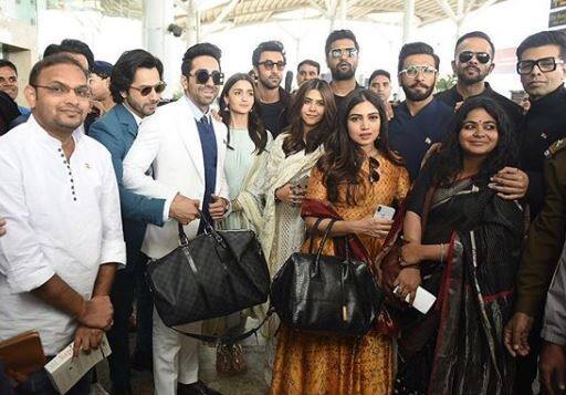 આ તસવીરમાં રણબીર કપુર, આલીયા ભટ્ટ, ભૂમિ પેડનેકર, વરૂણ ધવન, સિદ્ધાર્થ મલ્હોત્રા, વિકી કૌશલ, રણવીર સિંહ, આયુષ્માન ખુરાના અને રાજકુમાર જેવા યંગ એક્ટર્સ જોવા મળી રહ્યા છે. આ સાથે જ આ તસવીરમાં અશ્વિની અય્યર, એકતા કપૂર, કરન જોહર અને રોહિત શેટ્ટી પણ જોવા મળે છે.